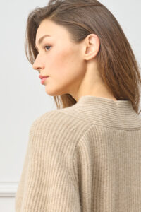 Woman in Wunder Cardigan side close-up, showing the ribbed knit texture and natural silk-cashmere sheen.